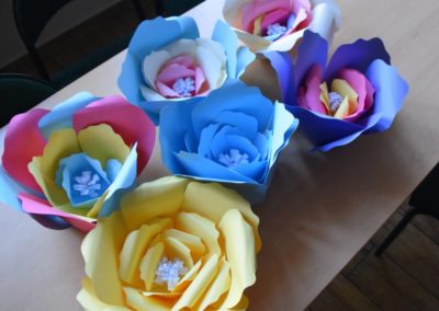 Warsztaty florystyczne – kwiecień 2019 r. Podczas warsztatów uczestnicy mogli przede wszystkim zapoznać się z ciekawą formą wykorzystania papieru do różnego rodzaju dekoracji.